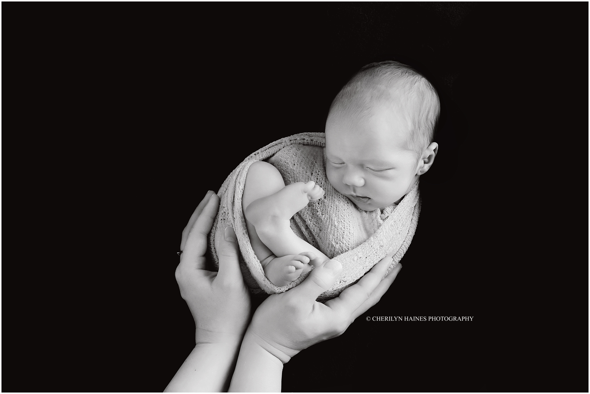black-and-white-newborn-portrait-01