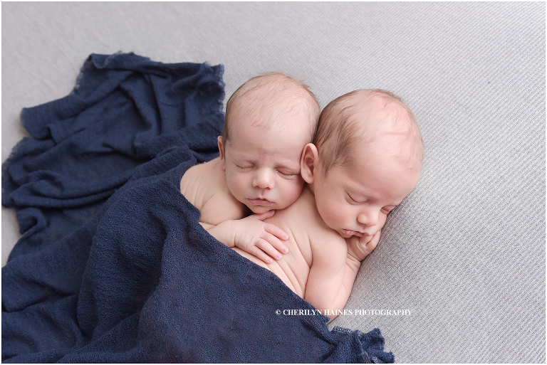 la newborn twins