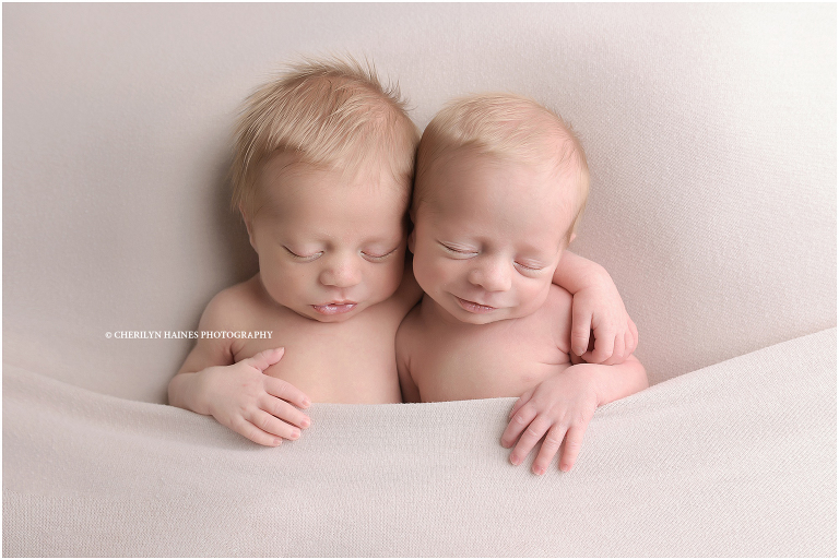 la newborn twins