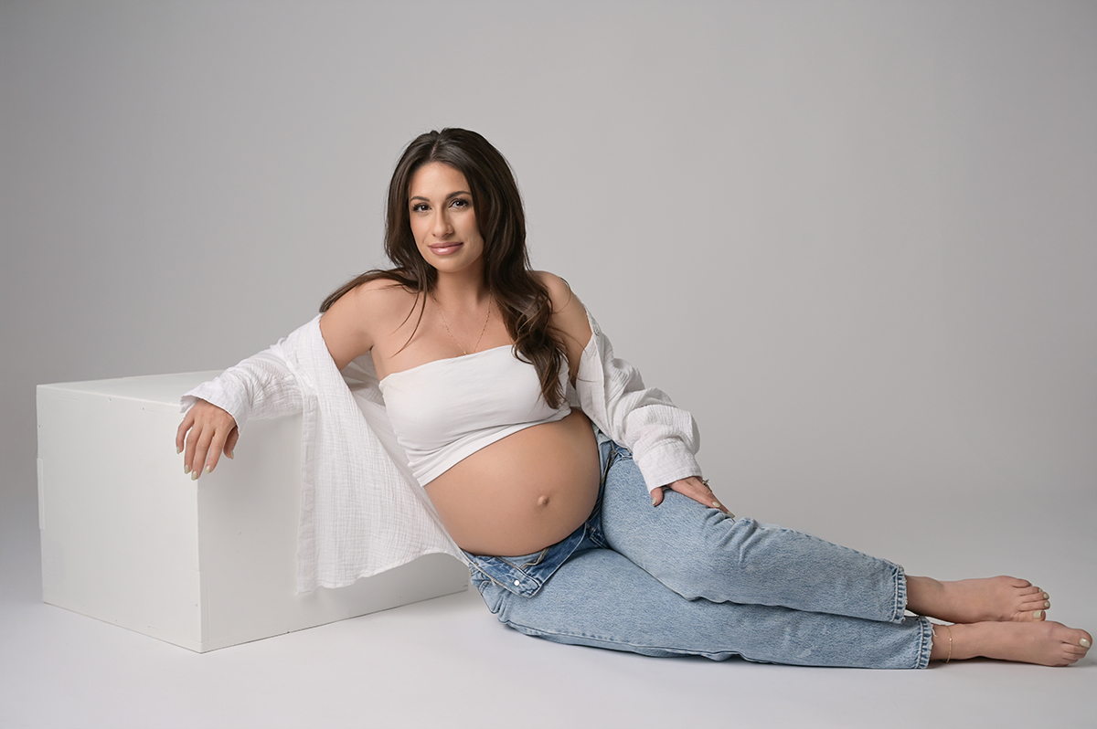 casual studio maternity portraits with cherilyn haines photography in baton rouge, louisiana
